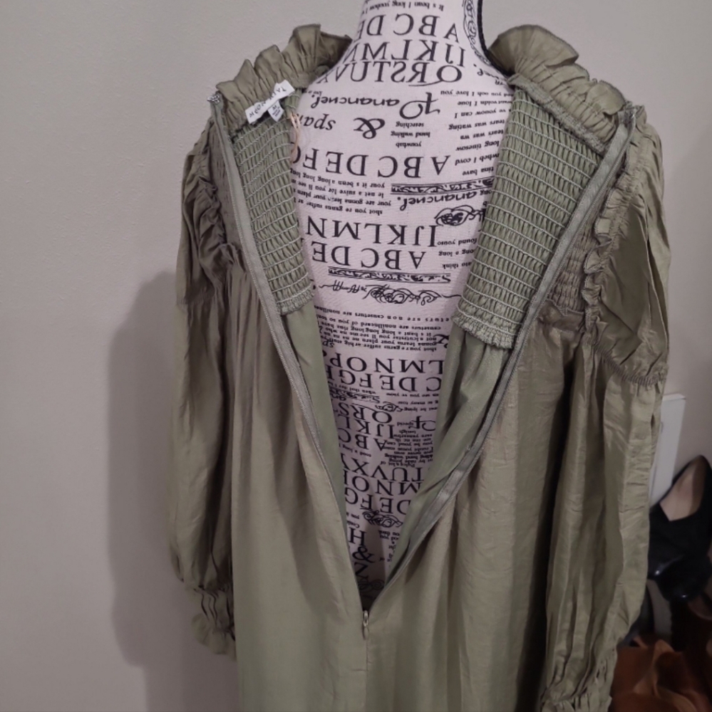 Moon River NWT Women's SZ M green Smocked Puffed Sleeve mini shift dress minimal - Picture 7 of 12